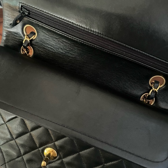 Chanel medium classic flap in lambskin - Picture 9 of 15